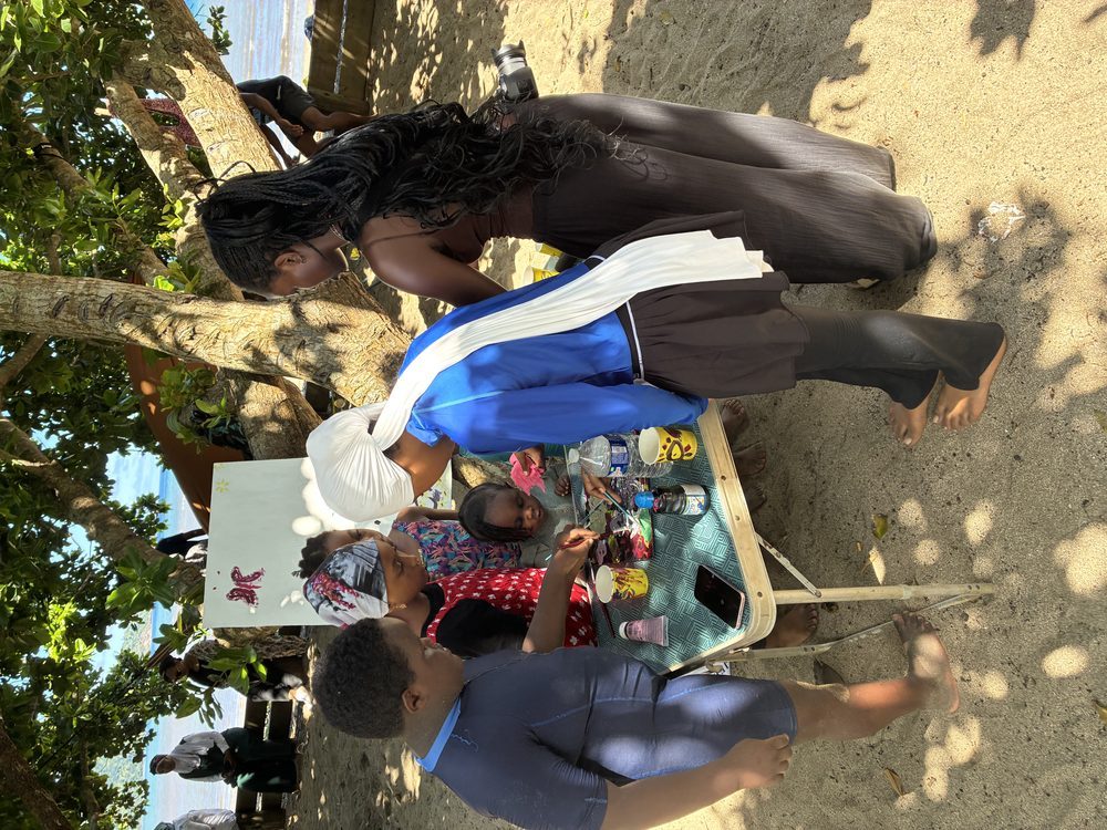 Enfants peignant lors d'un atelier