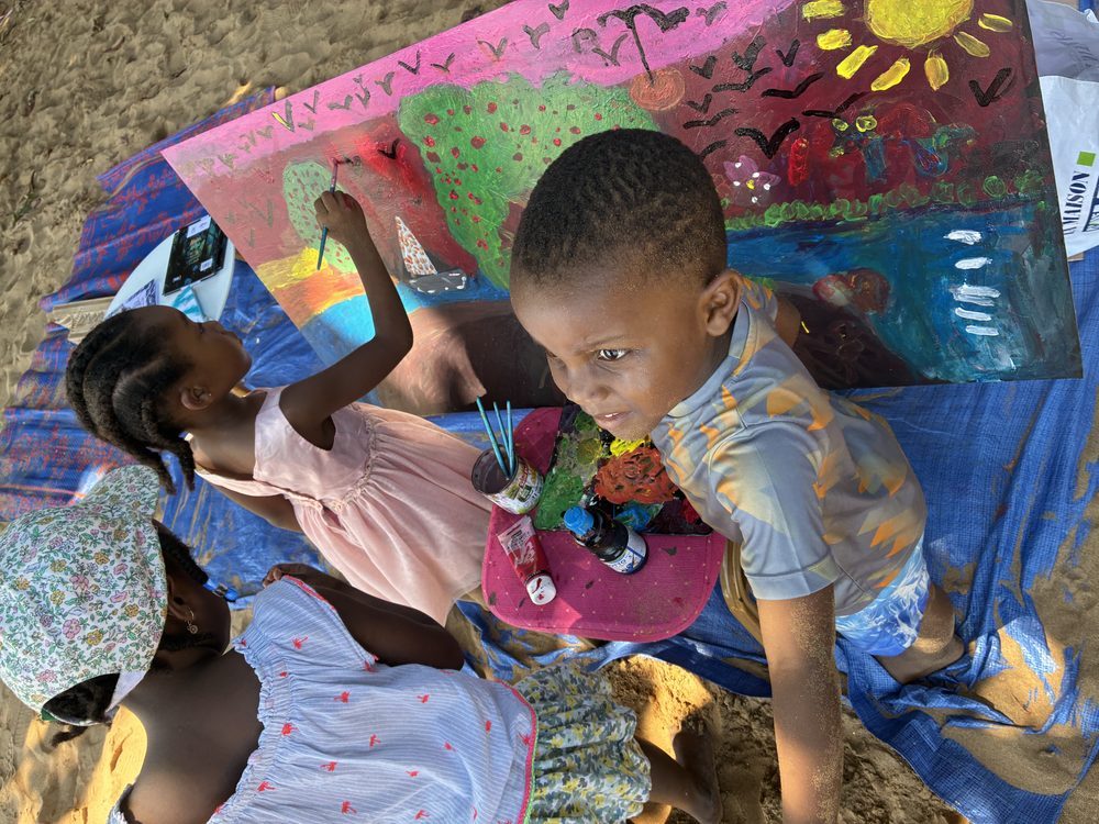 Enfants peignant sur le sable