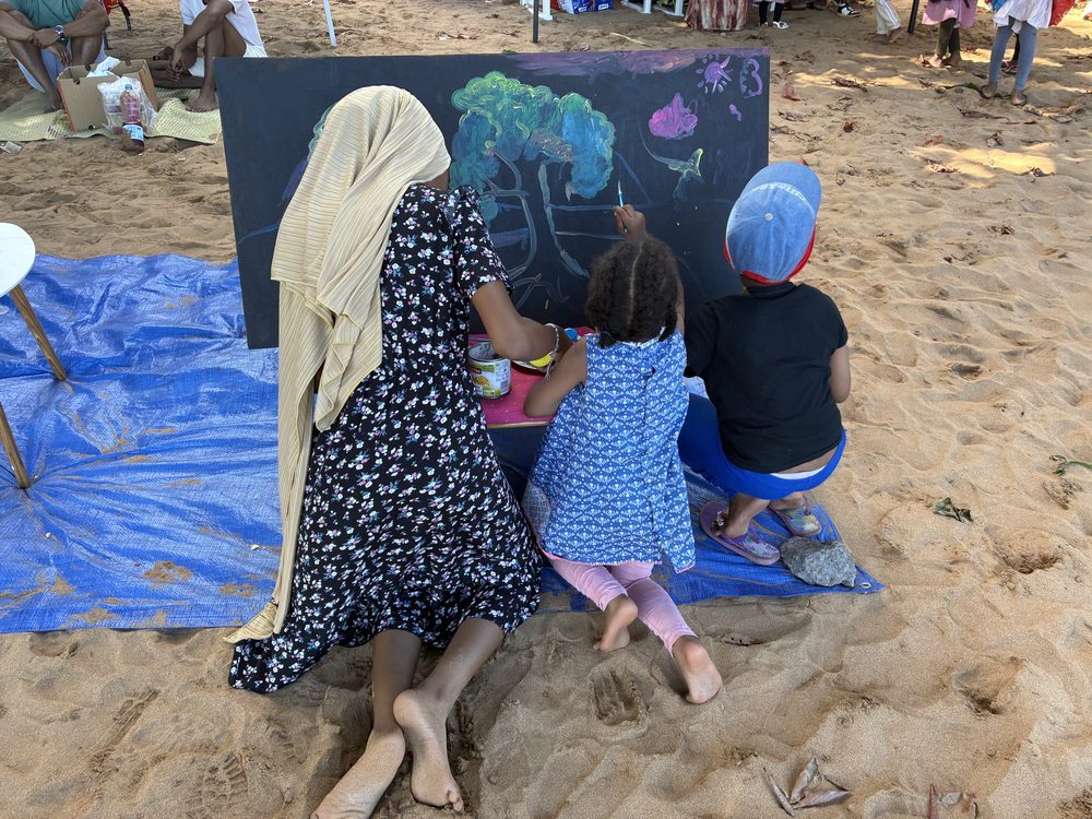 Enfants et toile noire — Kitarafa