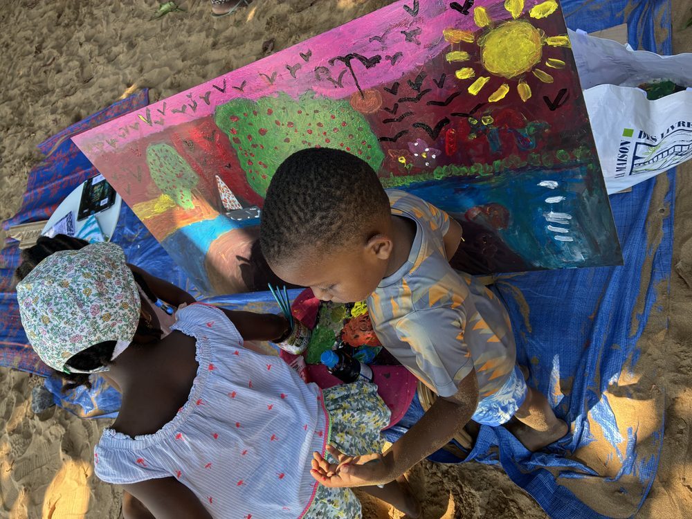 Enfants peignant sur la plage — Kitarafa