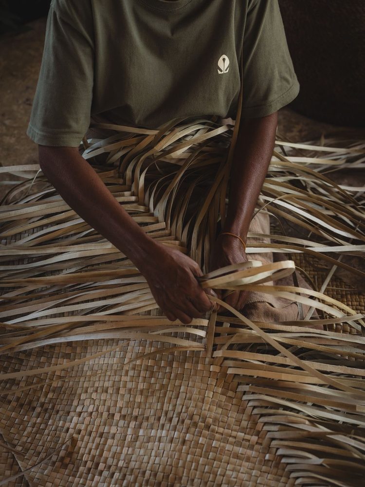 Tressage de feuilles de palmier