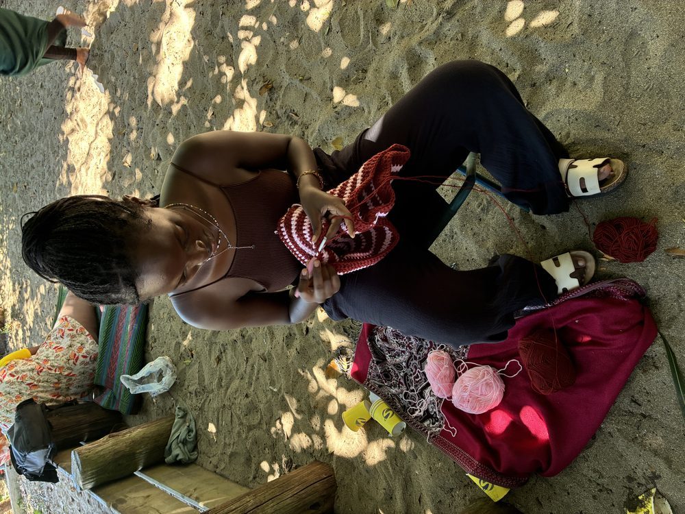 Atelier tricot sur la plage