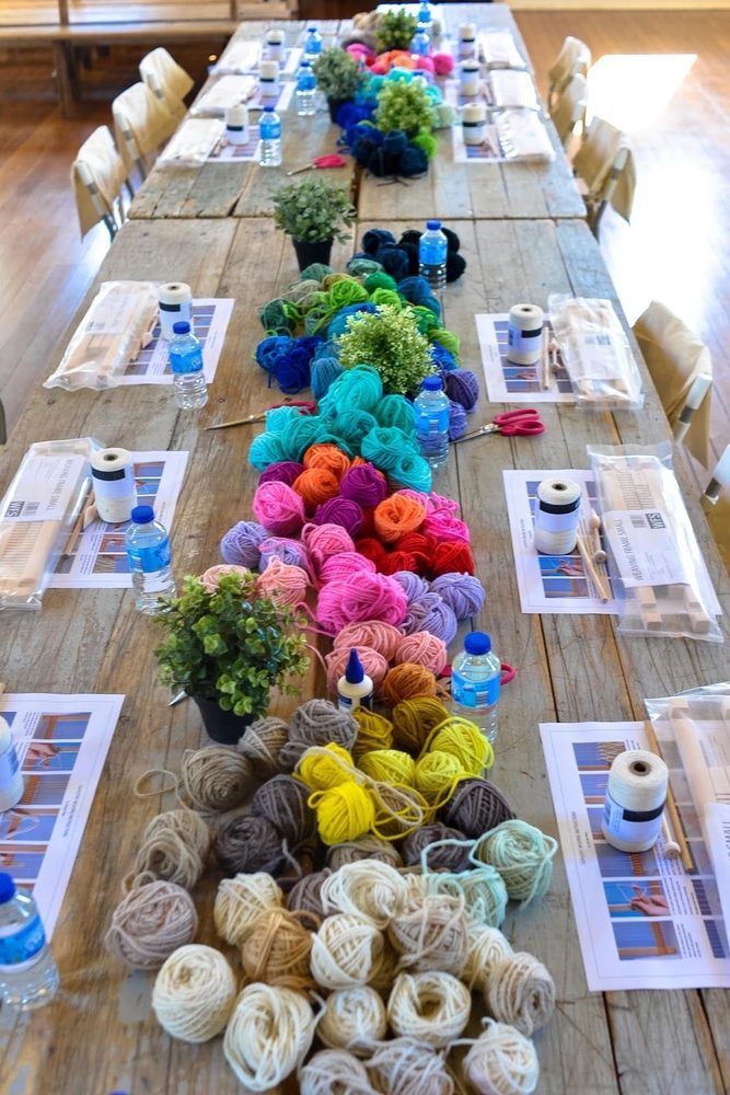 Table de tricot avec pelotes colorées